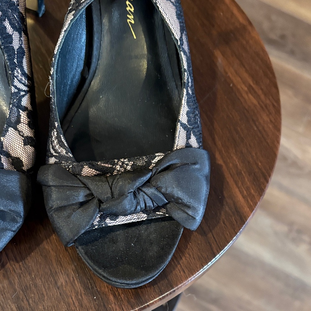 Beverly Feldman Elegant Black Lace Heels - Picture 3 of 7